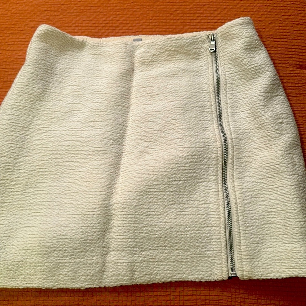 White mini skirt w/ zipper